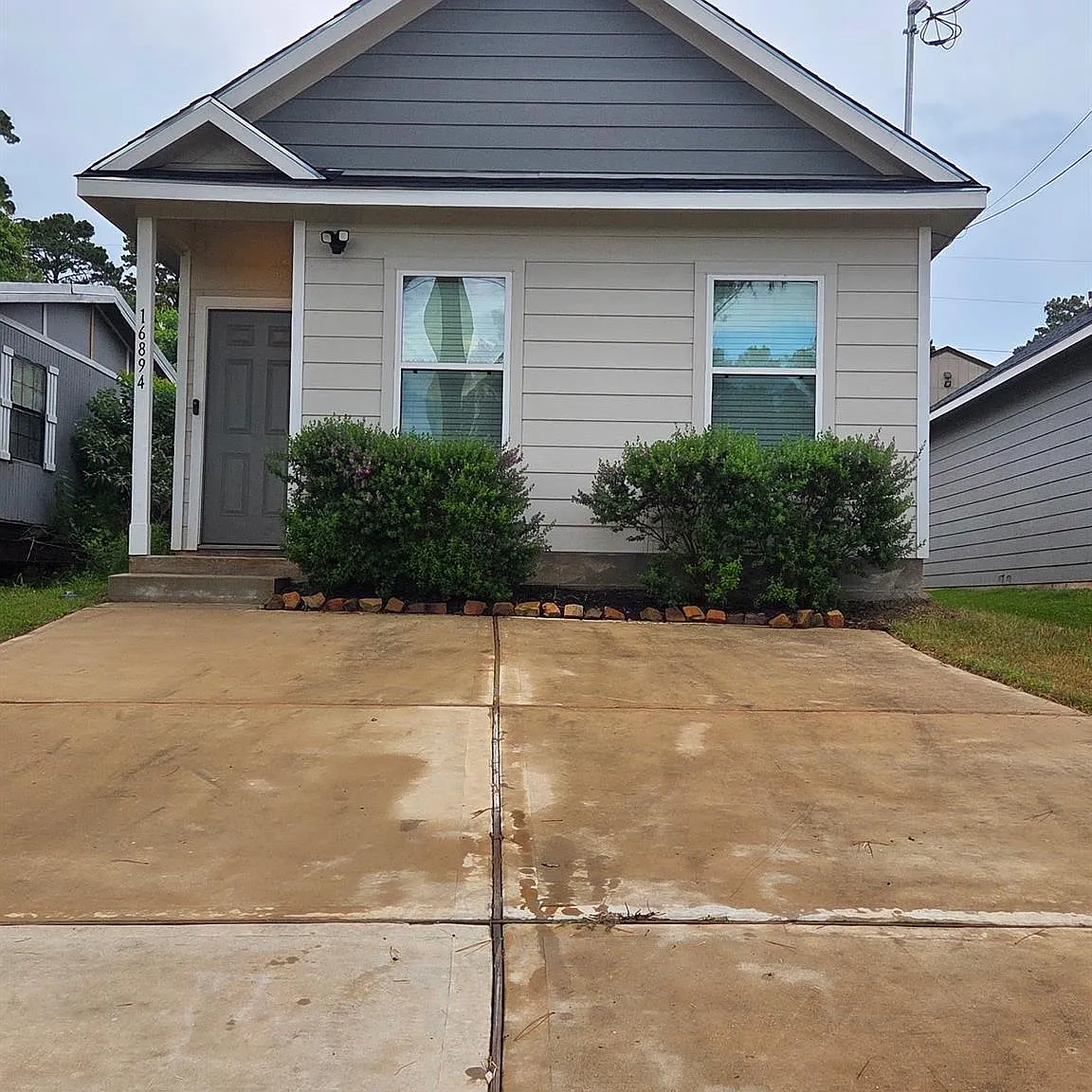2 bed, 2.0 bath, 1000 sqft, $1,200 — Photo 1