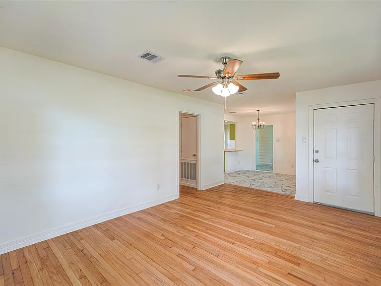 1319 Elm St — Photo 10