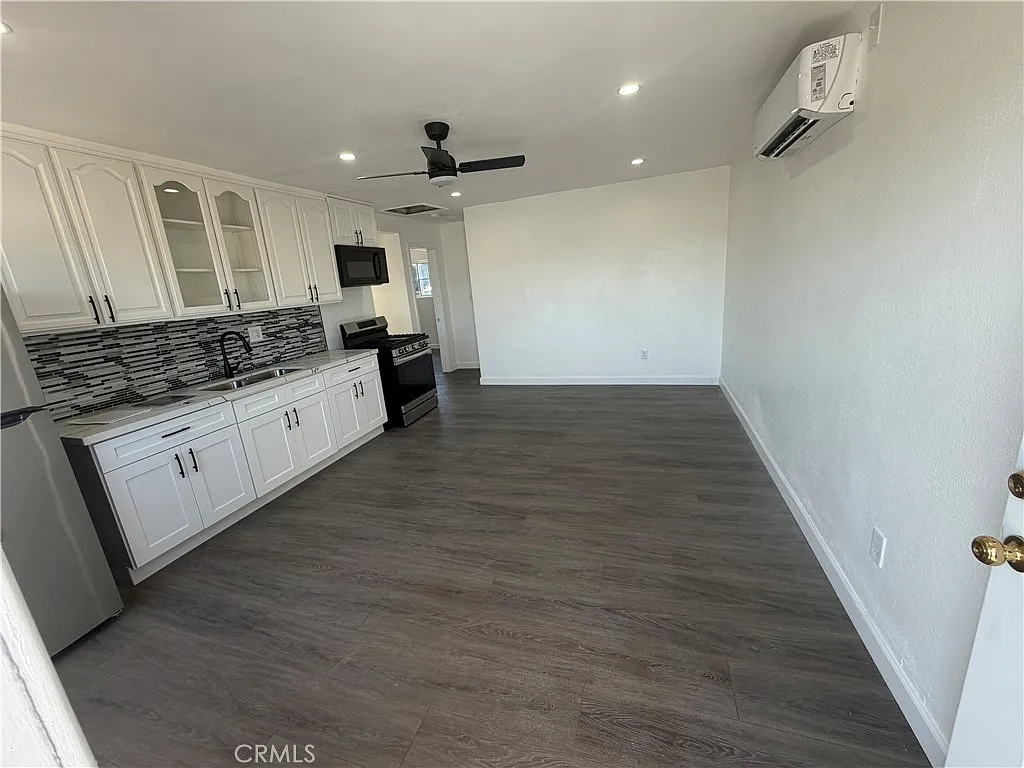 3 bed, 780 sqft, $3,650 — Photo 2