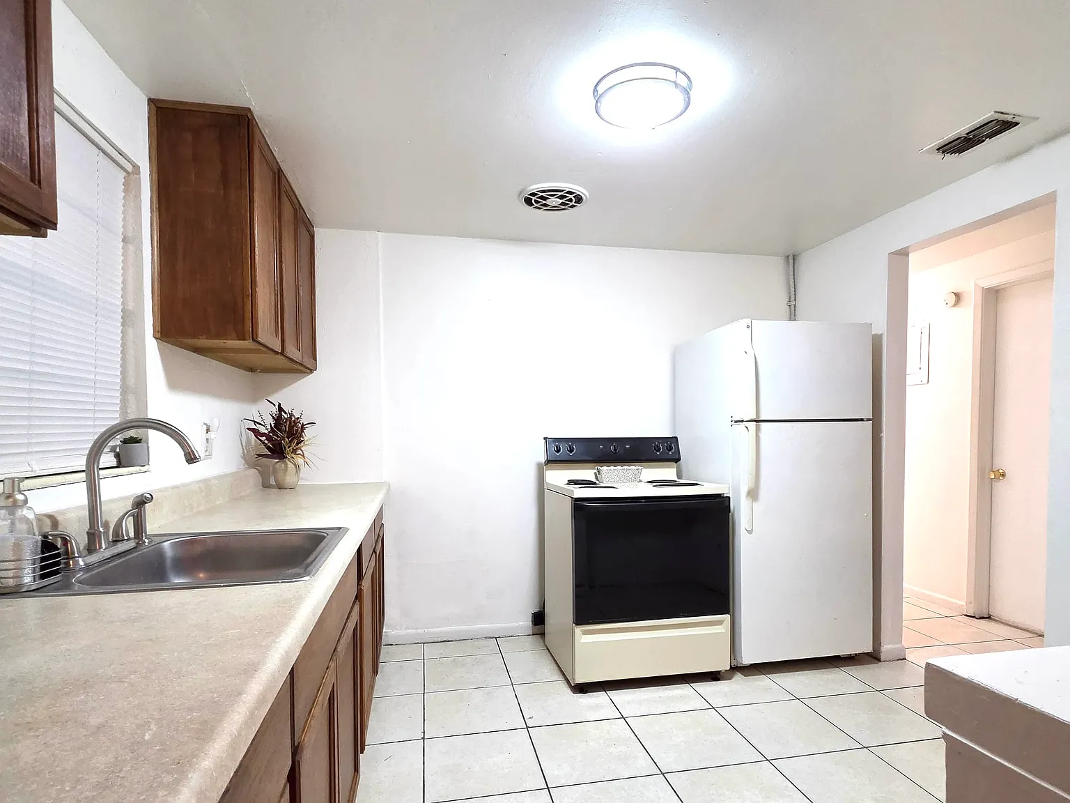 3 bed, 1.5 bath, 1285 sqft, $1,545 — Photo 3