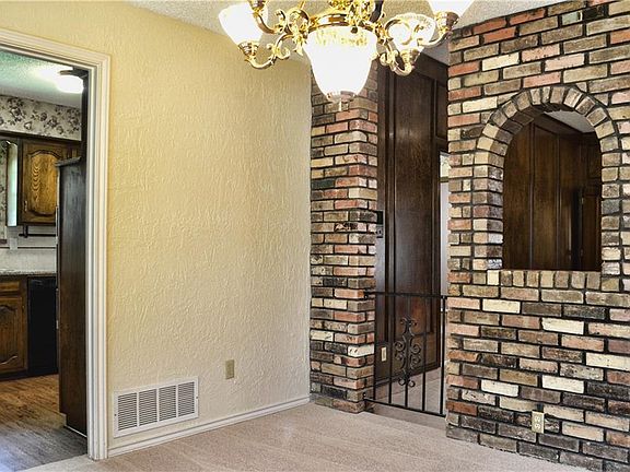 5th image of 2200 Huntington Dr