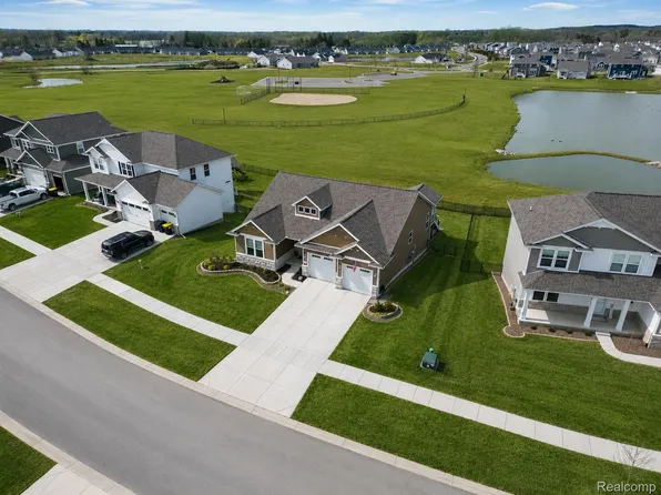 2138 Gambrel Ln, Howell, MI 48843