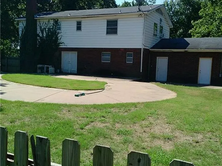 1720 E Zion Rd — Photo 14