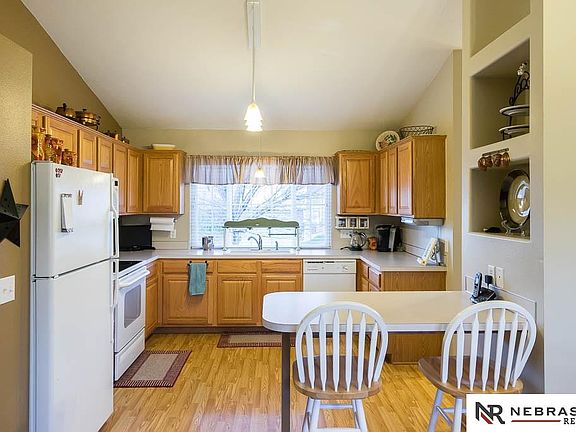 5th image of 18725 Allan St