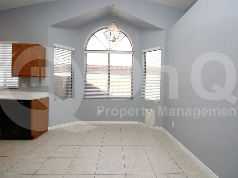815 W Silver Creek Rd — Photo 5