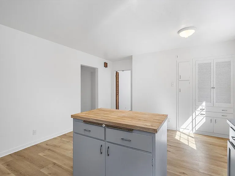1087 Park Ave — Photo 15