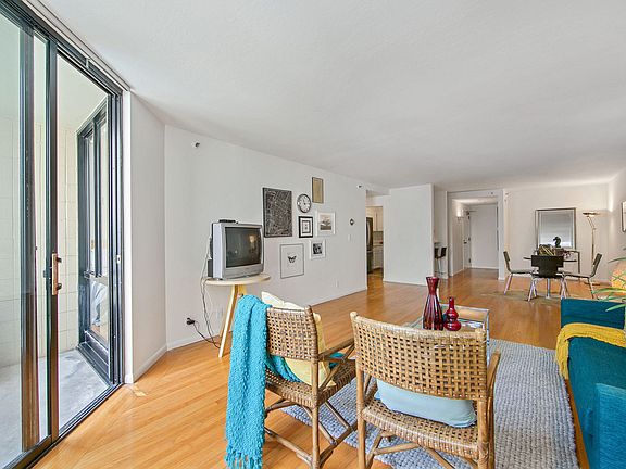 2nd image of 900 Bush St APT 612