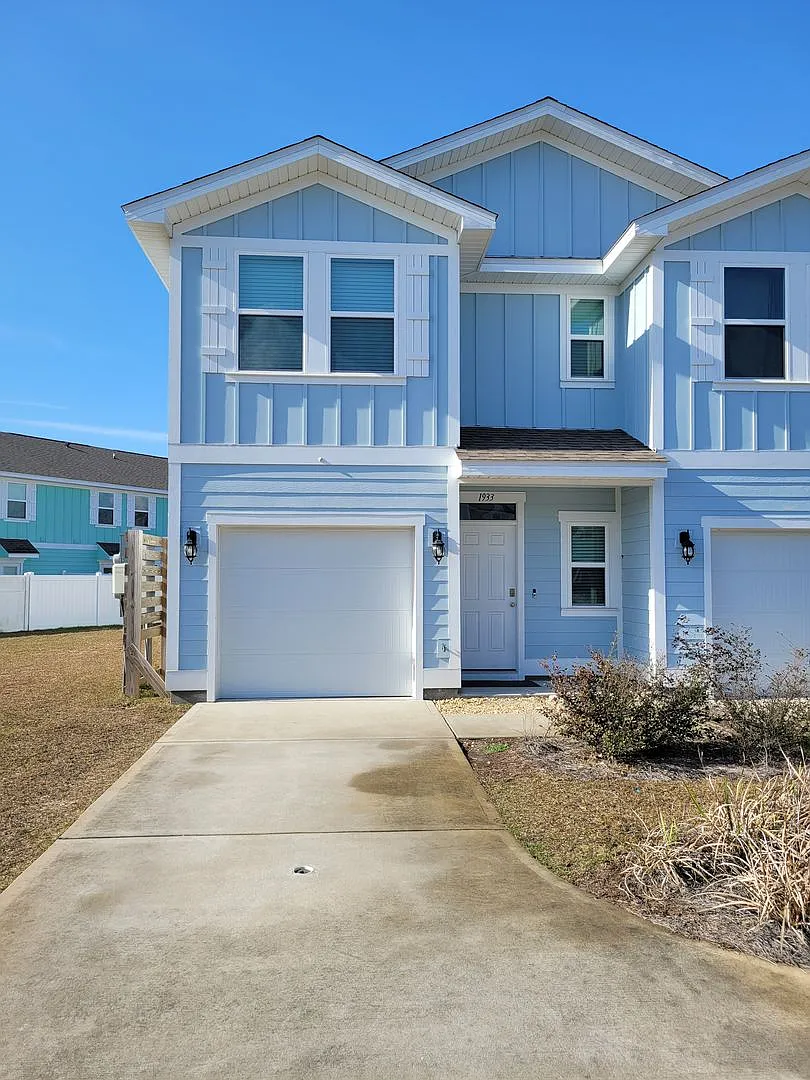 Hathaway Townhomes 3 bedroom 2.5 Bath 1 car garage. End Unit! — Photo 2