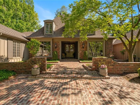 2003 W 69th Ter, Mission Hills, KS 66208