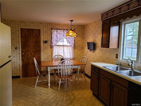 4th image of 89 Danielle Dr