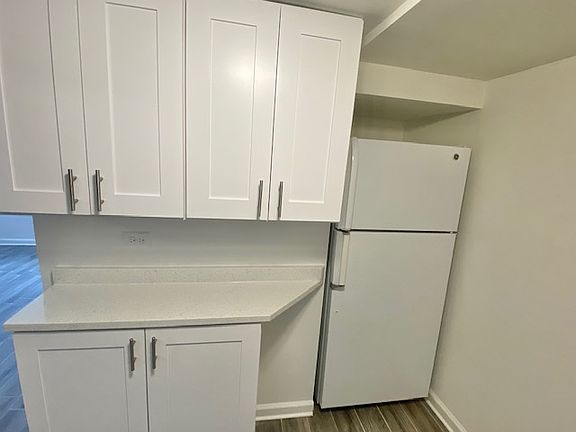 4th image of 2256 W Berteau Ave #G
