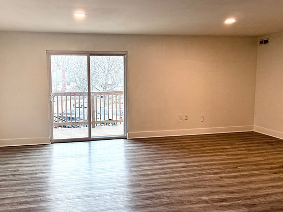 4th image of 325 W Parkwood Dr #6