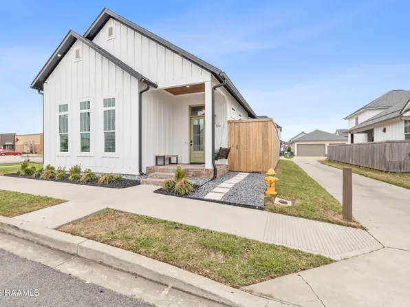 201 Lake Crest Ln, Youngsville, LA 70592