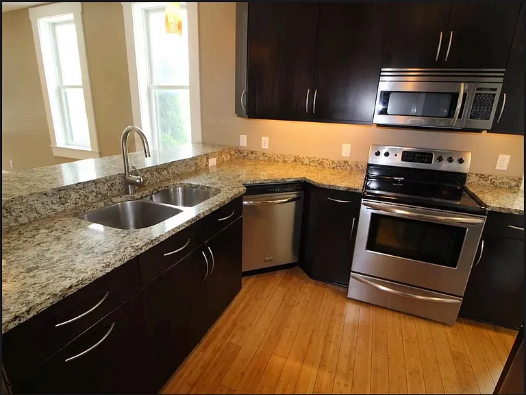 636 S Pearl St — Photo 5