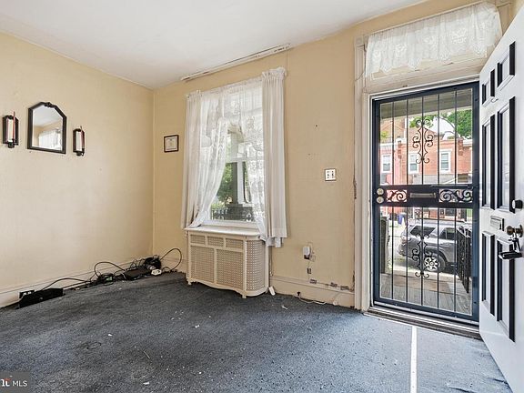 5th image of 822 E Woodlawn St