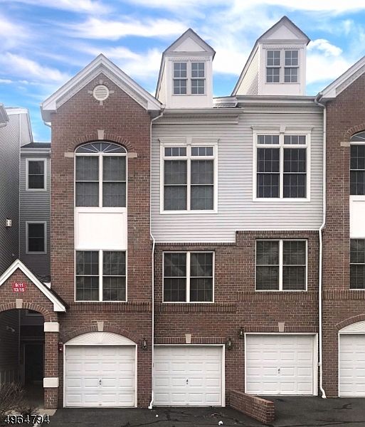 1st image of 15 GOFFLE BROOK CT