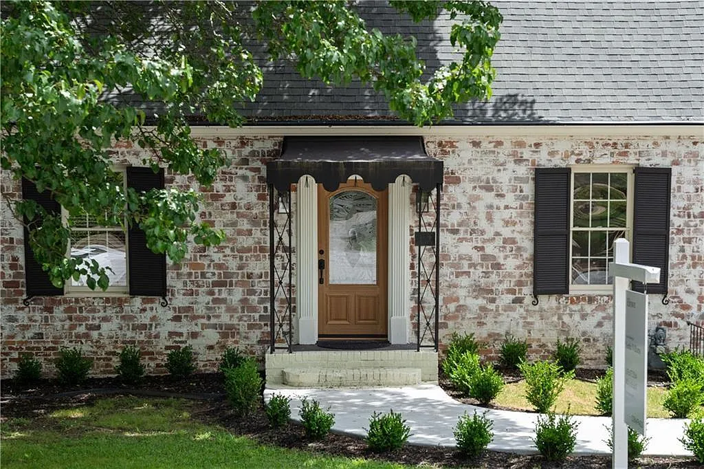 3 bed, 2.0 bath, 1903 sqft, $4,000 — Photo 2