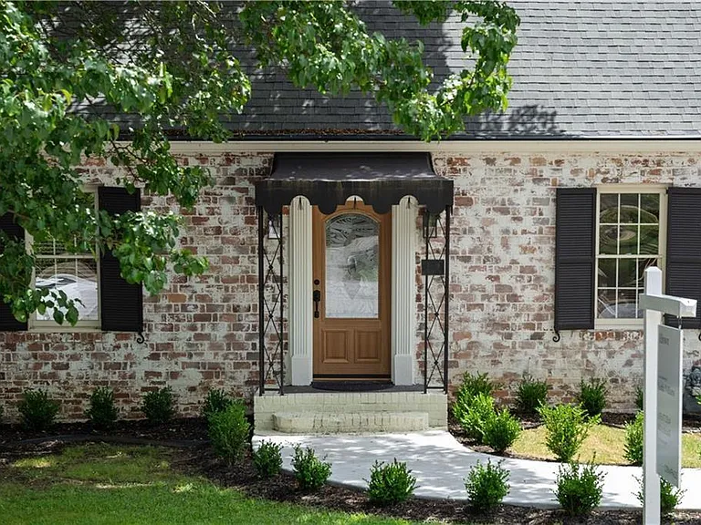 833 Martina Dr NE — Photo 2