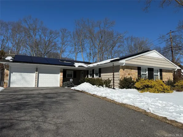 59 Sycamore Circle, Stony Brook, NY 11790