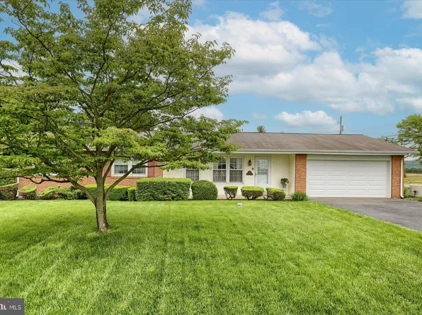 101 Flamingo Dr, Mechanicsburg, PA 17055