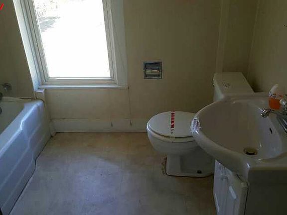 5th image of 406 Truman Ave