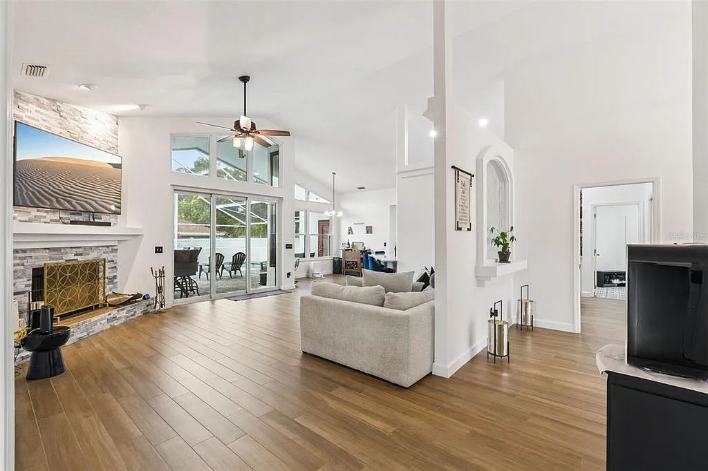 4 bed, 3.0 bath, 2813 sqft, $3,600 — Photo 3