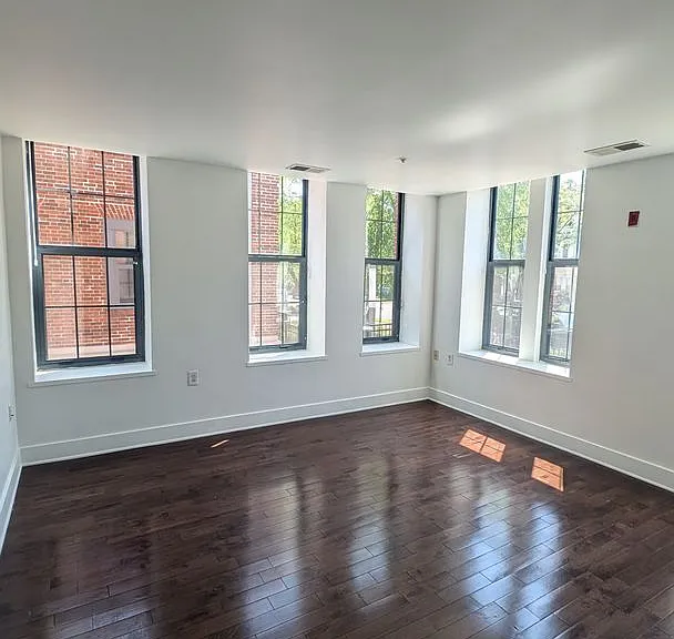 720 Monmouth St — Photo 15