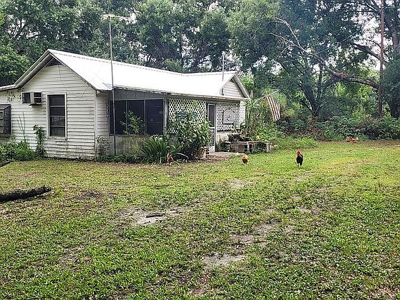 Has enclosed back porch w/ut