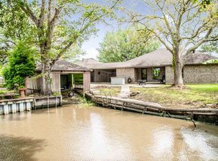 540 Country Ln, Bridge City, TX 77611