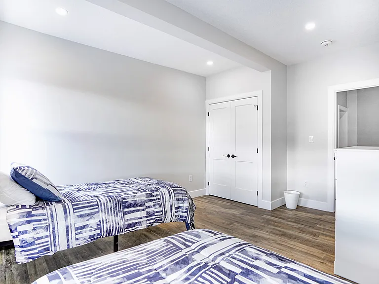 537 Talbot St — Photo 35