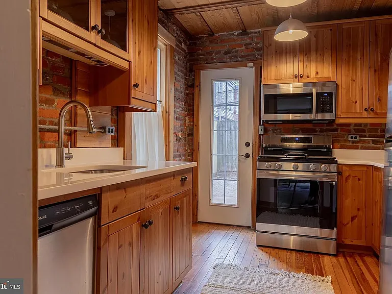 1613 Laurel St — Photo 5