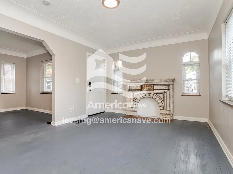 1947338_003_wm_-_living_room_13097302.jpg