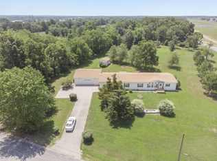 1796 E Highland St, Aurora, MO 65605