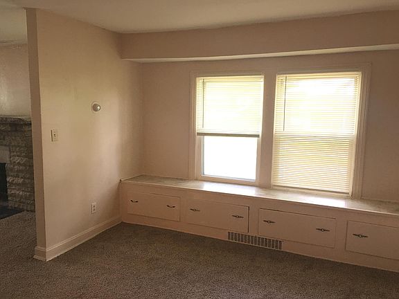 5th image of 290 N Hawkins Ave