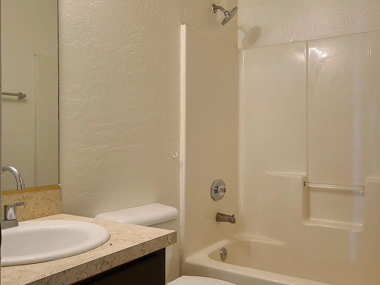 2 bed, 850 sqft, $1,375 — Photo 3