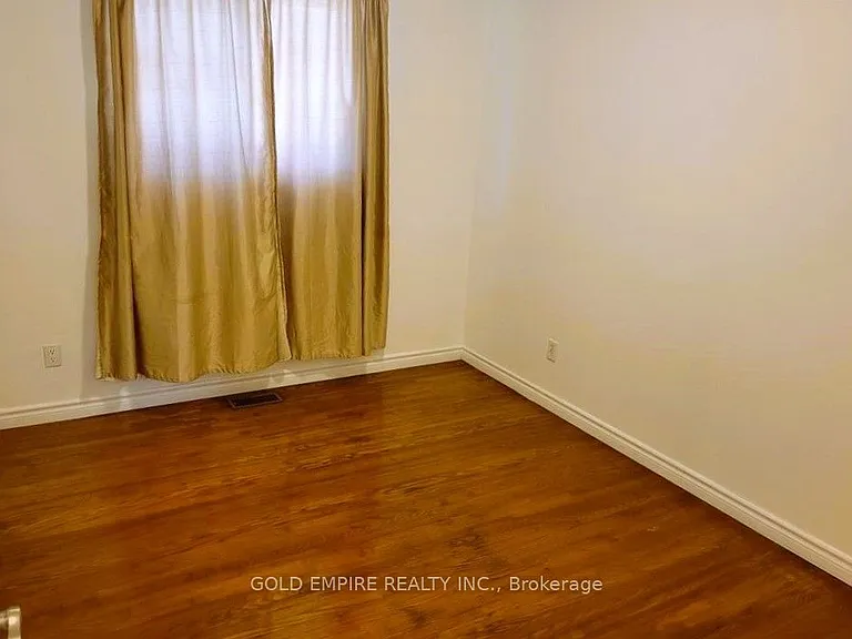 107 Harding Cres — Photo 8