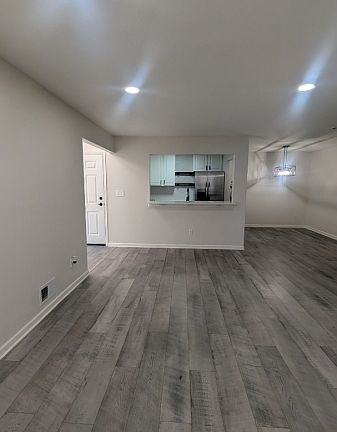 4th image of 612 Deep Dale-7 BLDG 612 #7