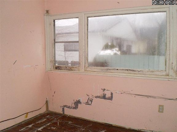3rd image of 260 E 238th St