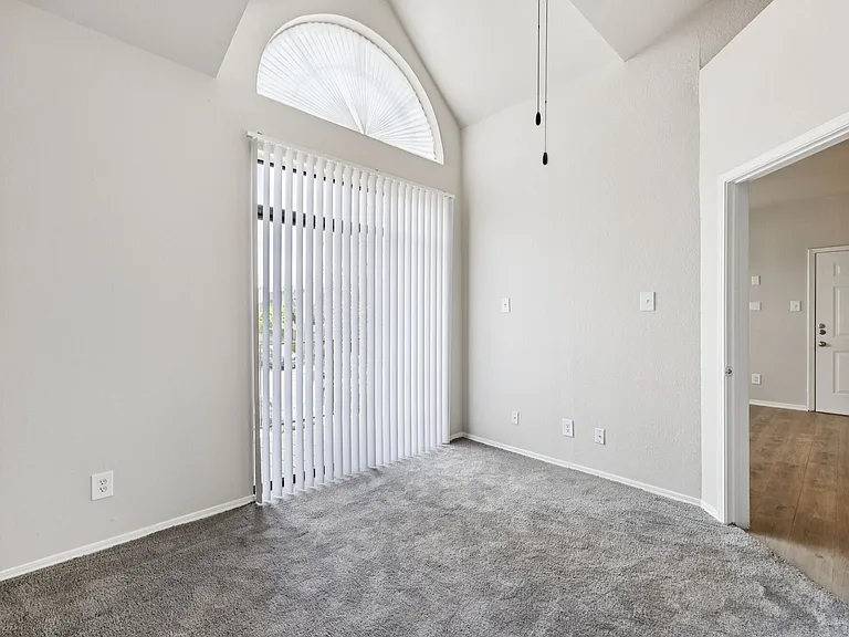 Oaks White Rock — Photo 32