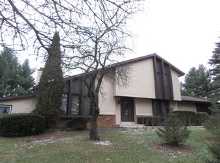 N83W28011 Center Oak Rd, Hartland, WI 53029