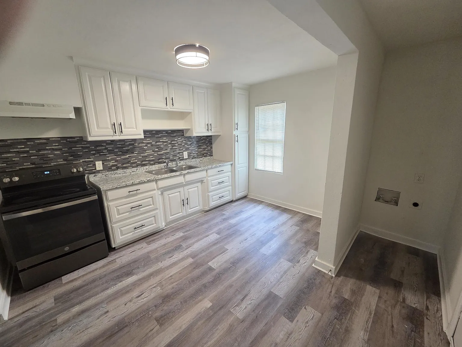 3 bed, 2.0 bath, 1010 sqft, $1,595 — Photo 2