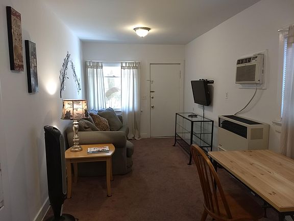 3rd image of 1592 N Hill Ave