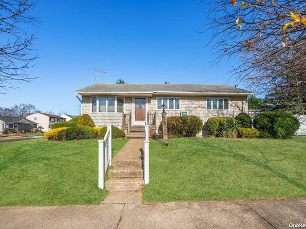 838 Doughty Avenue, Franklin Square, NY 11010