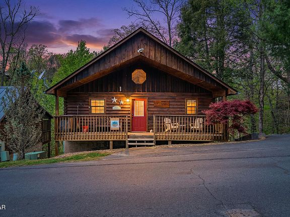 2nd image of 1624 Pinewood Way