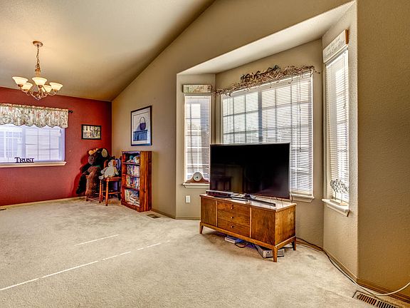 4th image of 940 N Ronald Ln