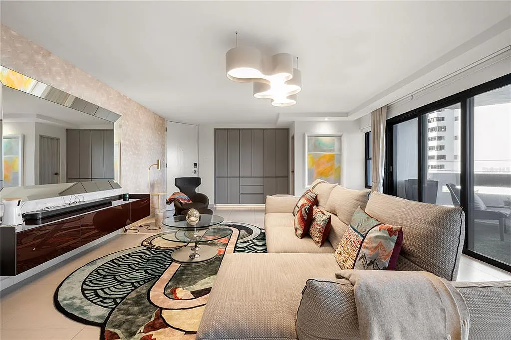 3 bed, 2.5 bath, 1913 sqft, $6,800 — Photo 4