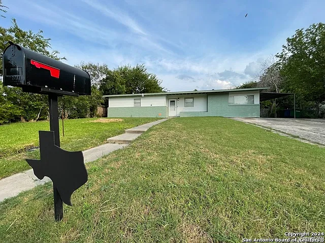 3 bed, 1.0 bath, 1303 sqft, $1,400 — Photo 2