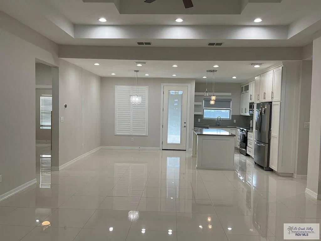 4 bed, 3.0 bath, 2120 sqft, $2,400 — Photo 2