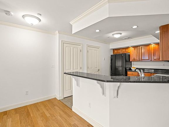 5th image of 350 Greene St Unit 106