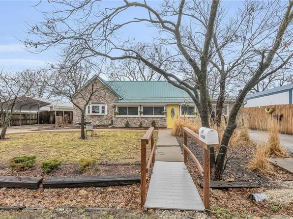 210 Lincoln St, Paola, KS 66071